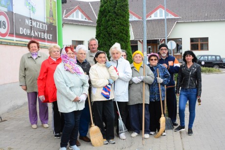 Nyugdíjasok takarítottak a boltok előtt a Nyitra ABC környékén